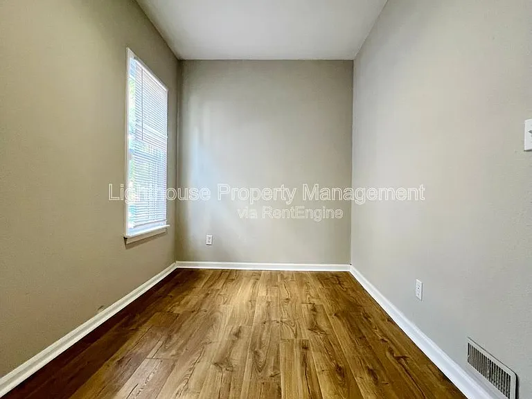 708 Elizabeth St — Photo 6