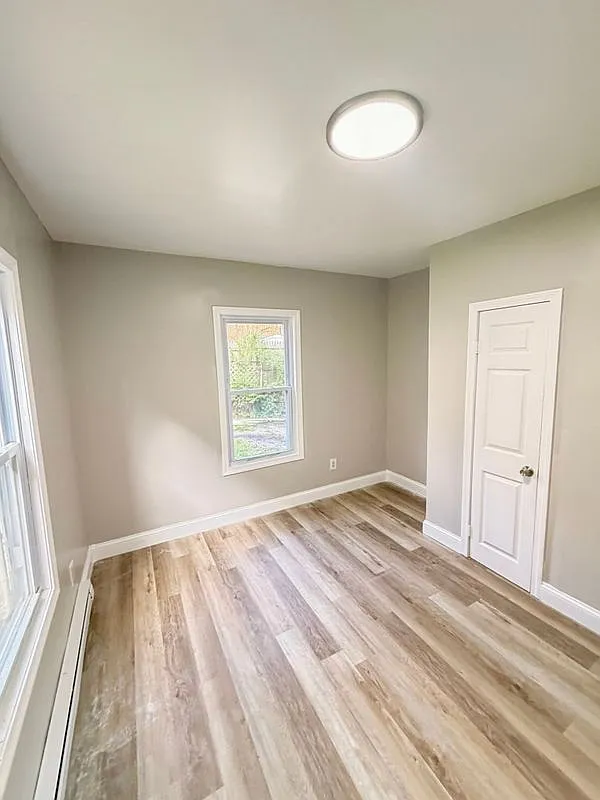 3 bed, 1.0 bath, 1200 sqft, $1,700 — Photo 4