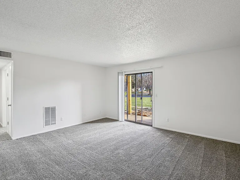 Spring Hill Plaza Apartments — Photo 30