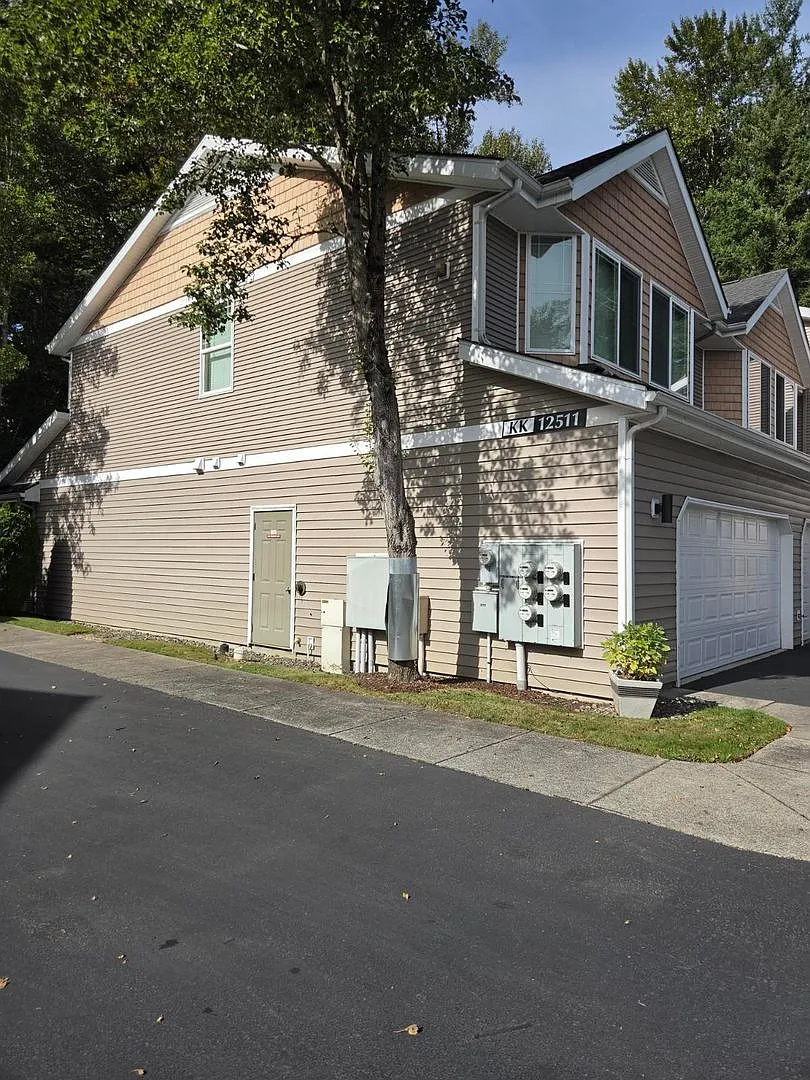 Beautiful Puyallup Sunrise Area Condo, 3 bedroom, 2 1/2 bath. — Photo 2