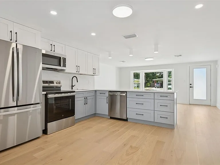 2655 Bay St — Photo 5