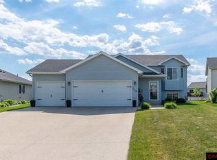 704 Fieldcrest Dr, Mankato, MN 56001