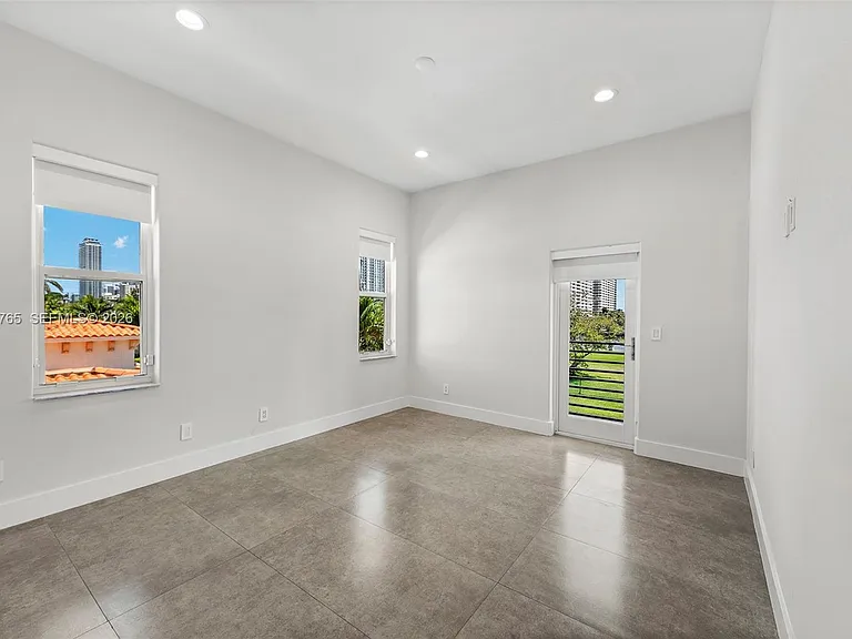 552 Palm Dr — Photo 46