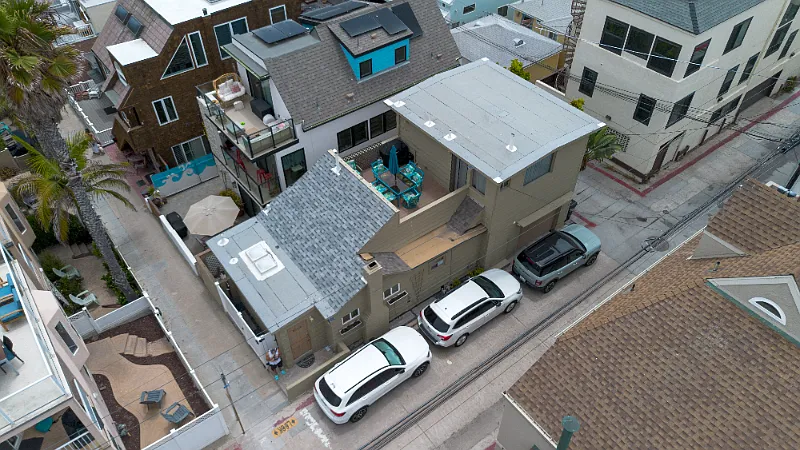 2 BR 2 BA Rustic Charming Beach House half Block to Ocean with Garage — Photo 2