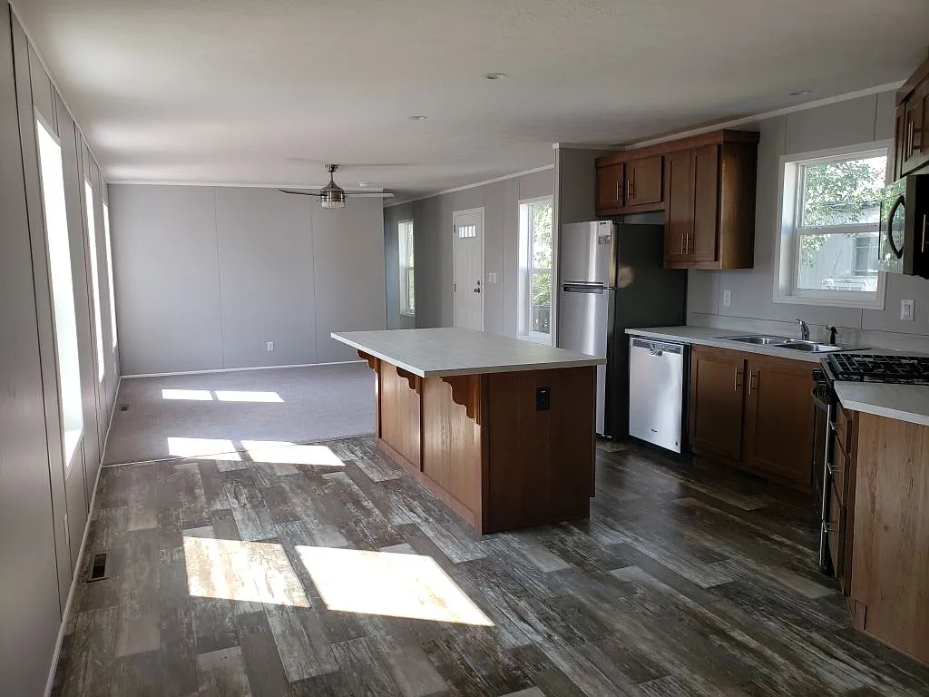 3 bed, 2.0 bath, 1185 sqft, $1,665 — Photo 3