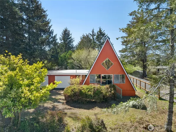 435 Lotloh Street SE, Ocean Shores, WA 98569