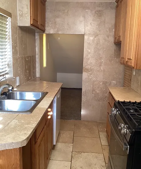 2409 Manhattan Ave #A — Photo 9