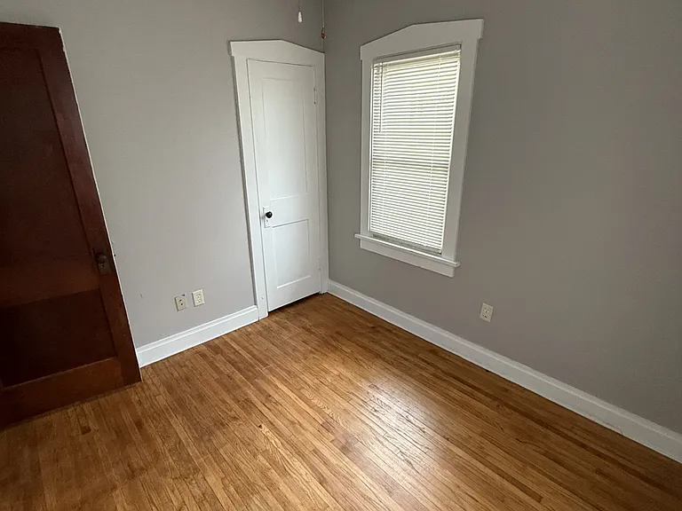 524 Upton Ave — Photo 7