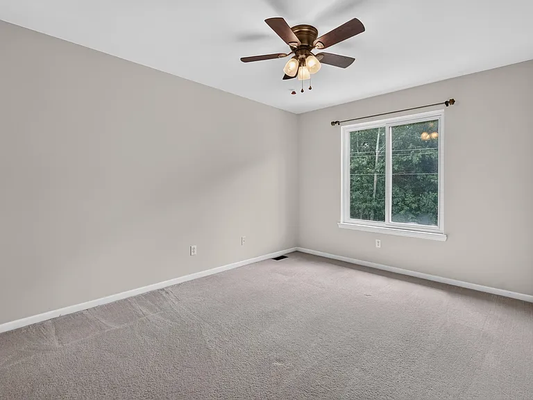 392 Sedgewood Ln — Photo 33