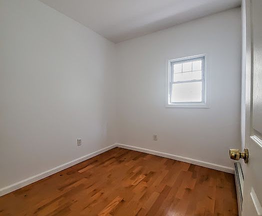 3rd image of 442 Baldwin Ave Floor 1