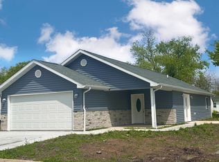 532 W 3rd St, Flora, IL 62839