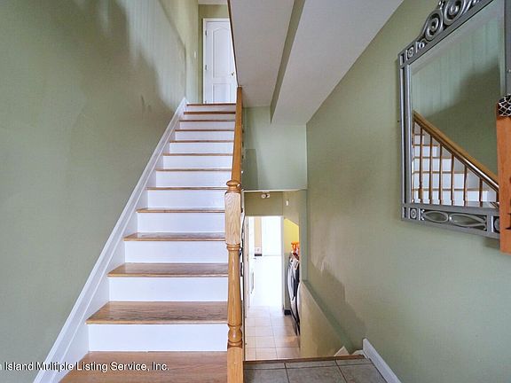3rd image of 106 Ambassador Ln