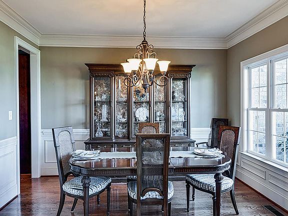 4th image of 136 Orchard Farm Ln