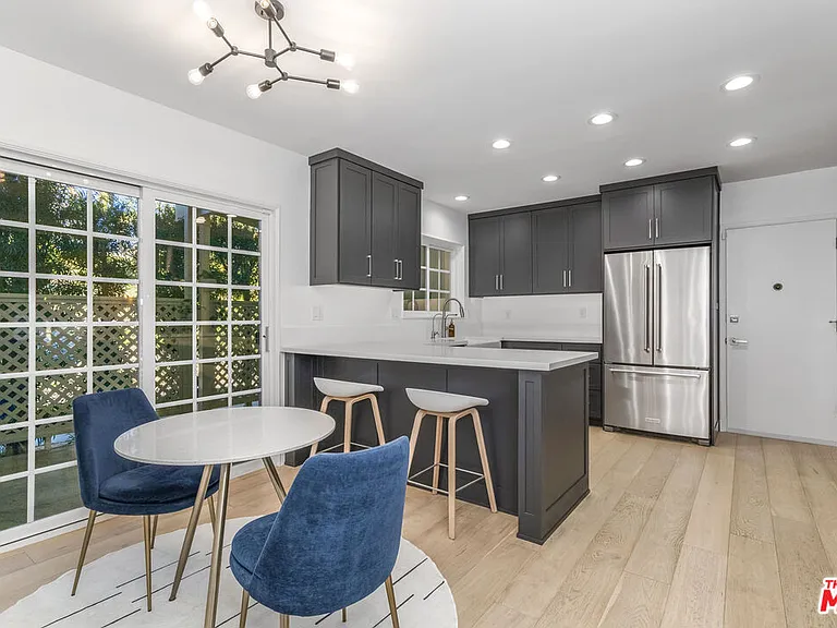 23826 Burbank Blvd — Photo 10