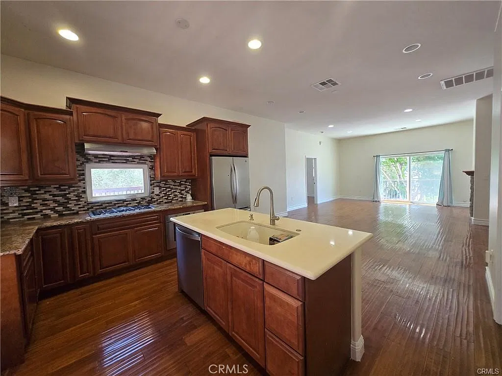 3 bed, 2040 sqft, $4,375 — Photo 4