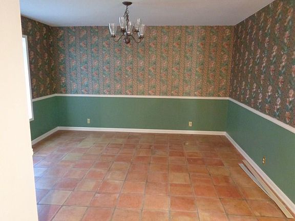 3rd image of 816 Brook Hollow St