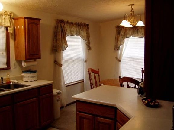 3rd image of 137 Baker St W