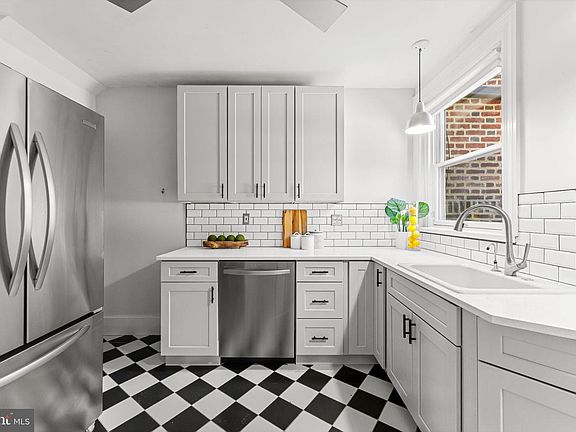 3rd image of 407 Bretton Pl