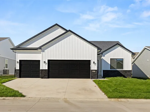 9423 Modena Ln, West Des Moines, IA 50266