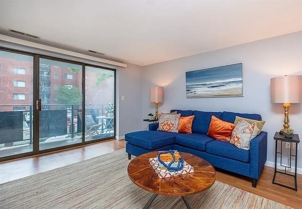 Building Photo - 12 9th St #204