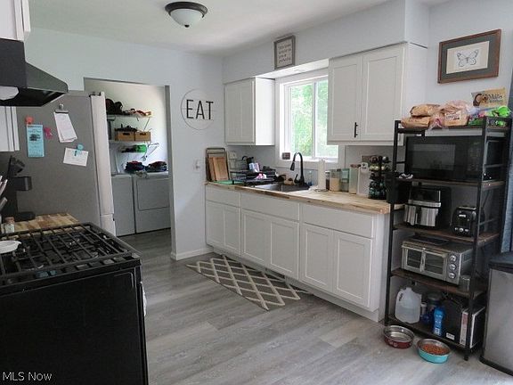 3rd image of 216 Linden St