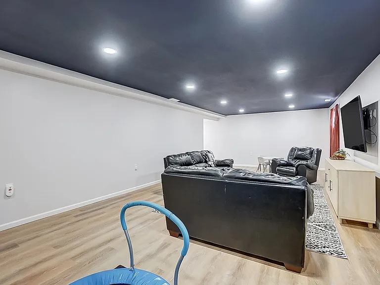1442 Observatory Dr — Photo 32