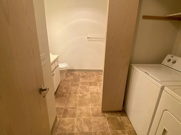 Sunrise Pointe Apartments — Photo 37