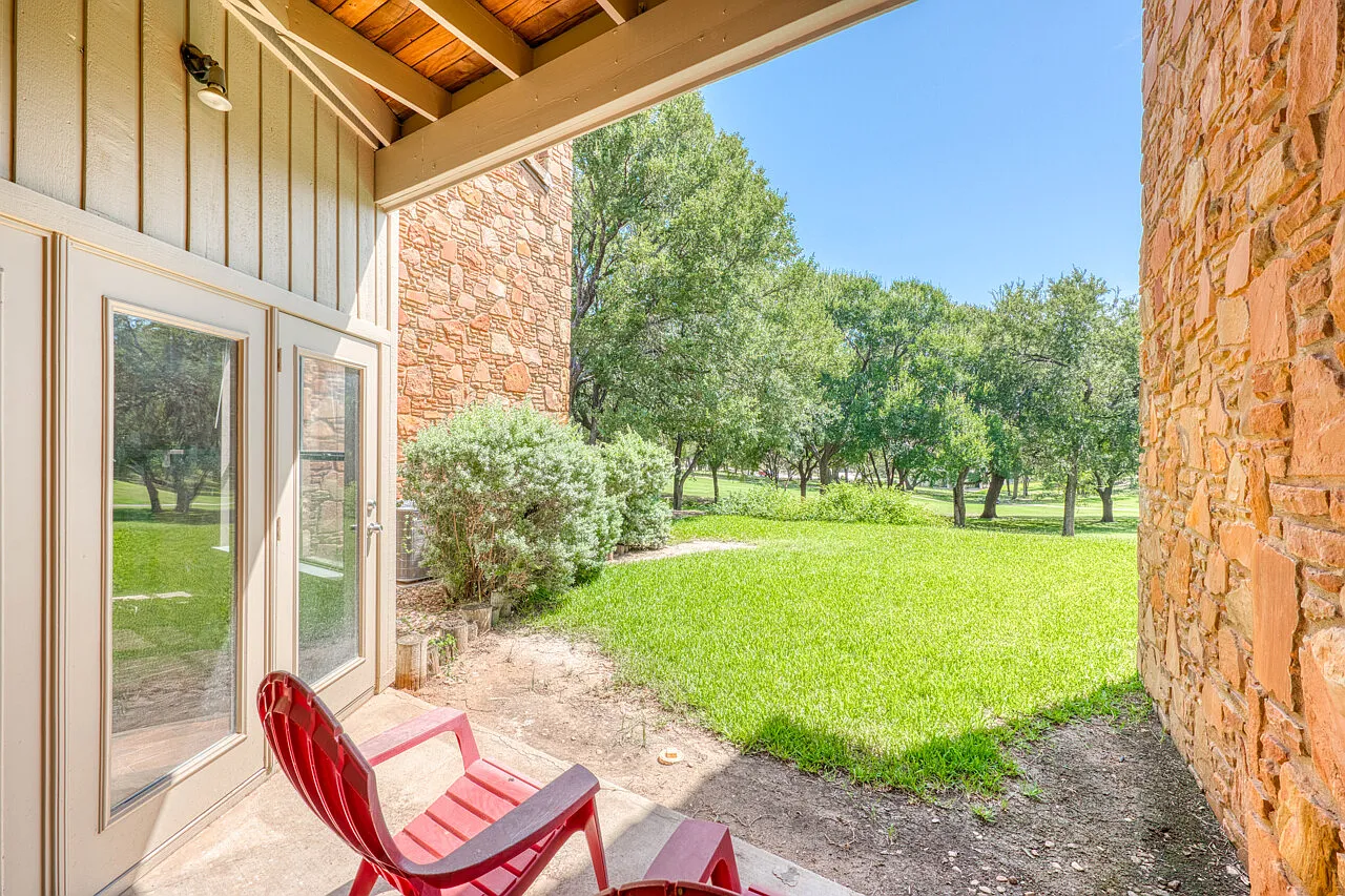 3 bed, 3.5 bath, 2099 sqft, $2,500 — Photo 2