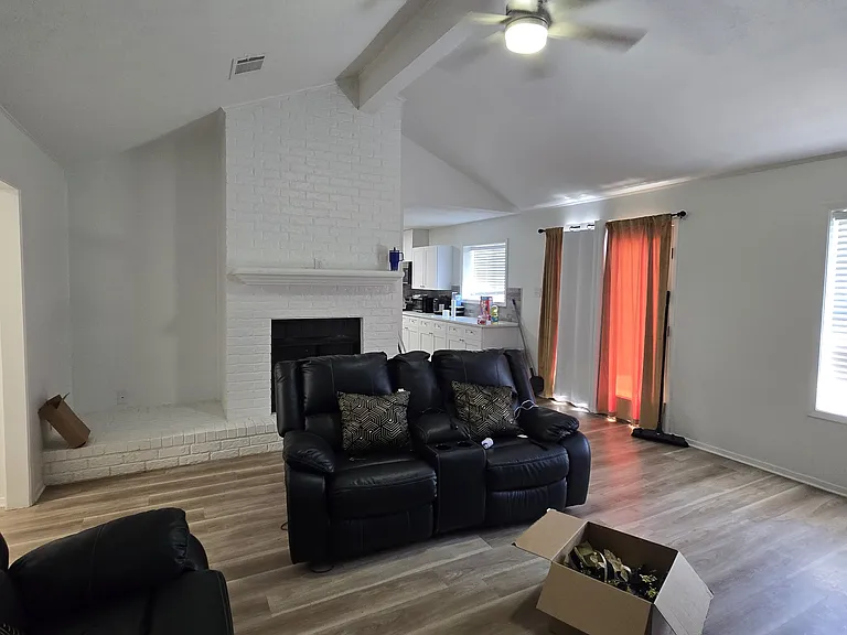 1200 Hardwood Ln — Photo 3