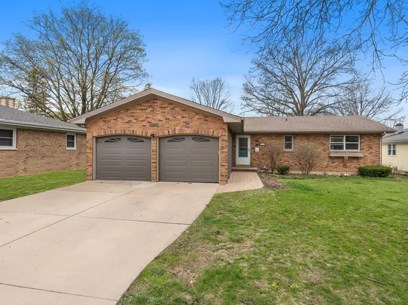 690 Carlton Dr, Elgin, IL 60120