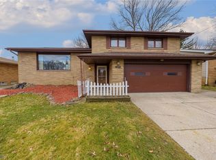 2207 Oaklawn Dr, Parma, OH 44134