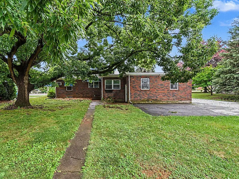125 W Governor Rd — Photo 24
