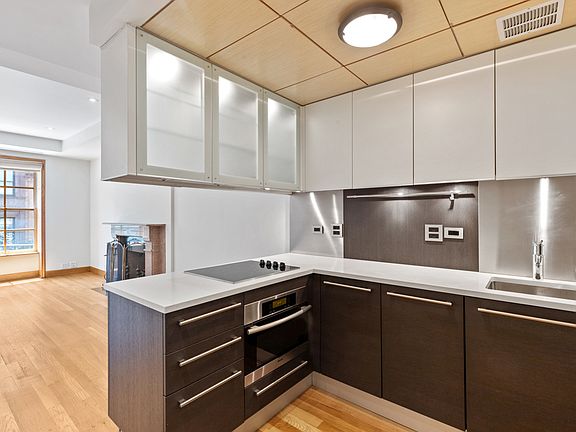3rd image of 61 W 69th St APT 3