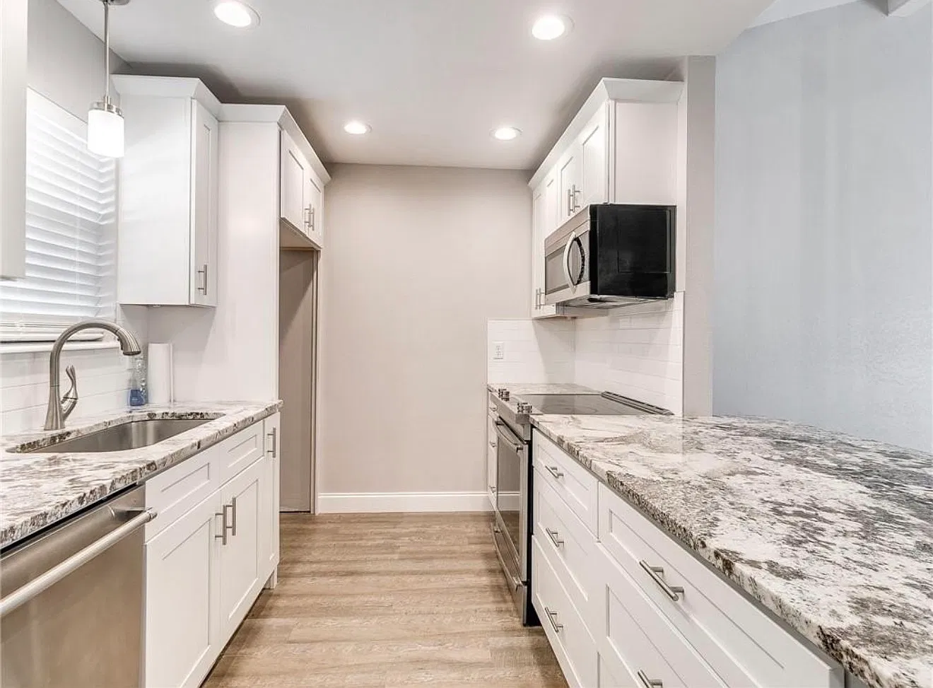 2 bed, 972 sqft, $1,300 — Photo 2