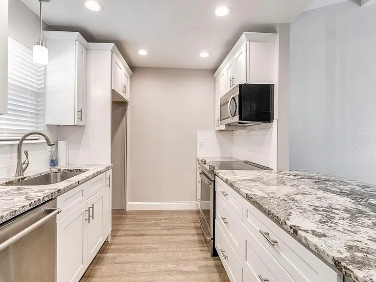 717 Rockridge Cir — Photo 2