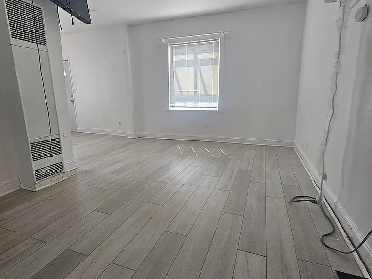 1327 W 67th St — Photo 5