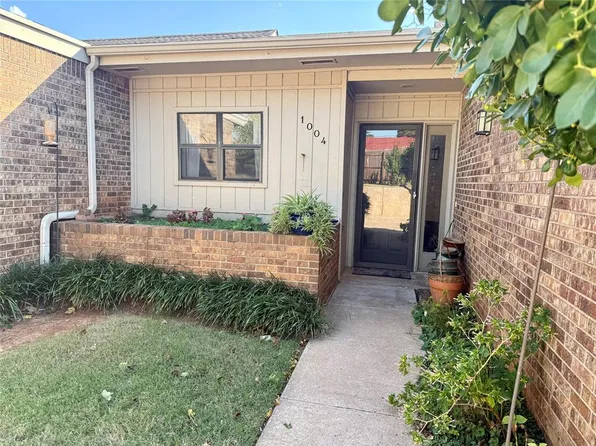 1004 Scissortail Dr, Clinton, OK 73601