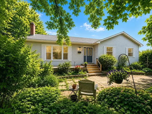 42 Fowler St, Wolfville, NS B4P 1M4