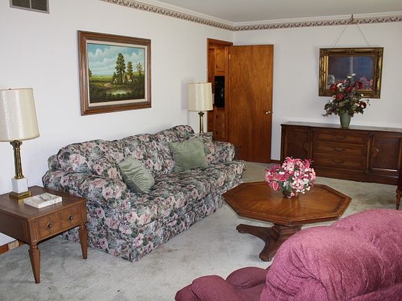 4th image of 204 Belmont St