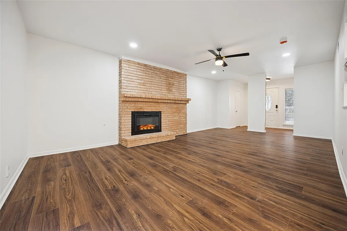 Building Photo - 705 Harold St #2