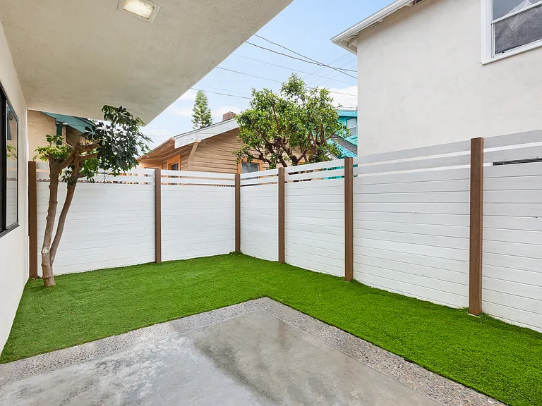 1107 E 3rd St #9 — Photo 13
