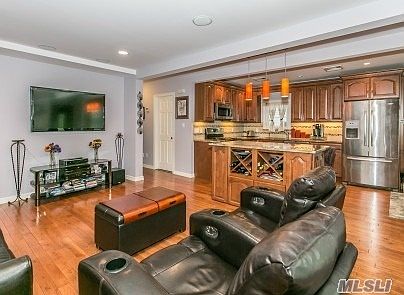 4th image of 4 Virginia Dr