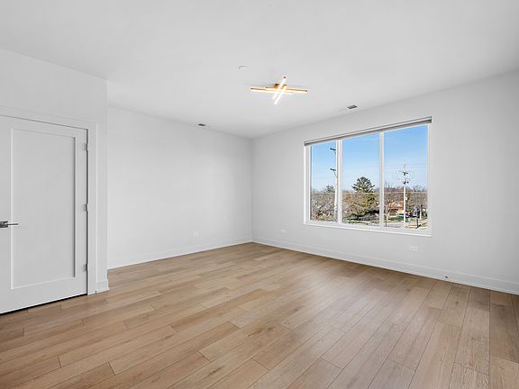 3rd image of 27 W Park Blvd #209