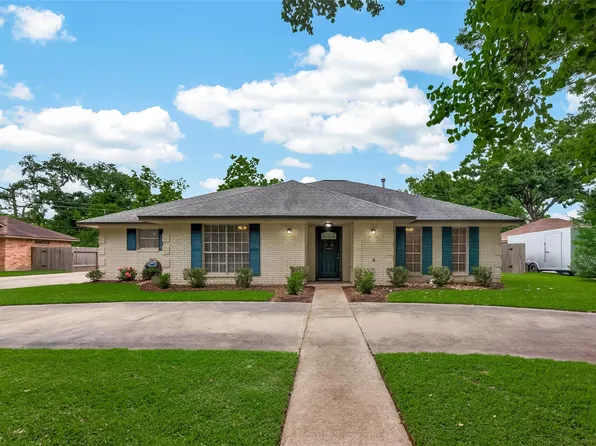 116 Flag Dr W, Lake Jackson, TX 77566