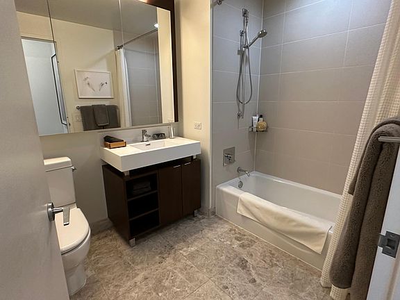 5th image of 502 E Illinois St #1
