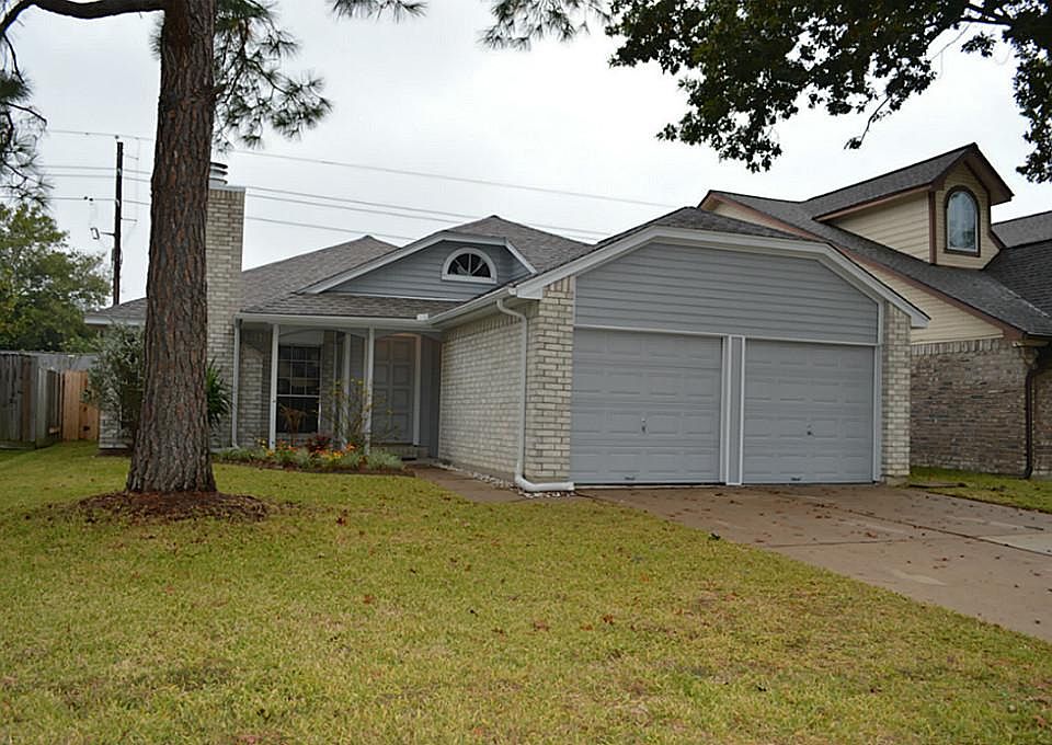 1st image of 19422 Lake Hollow Ln