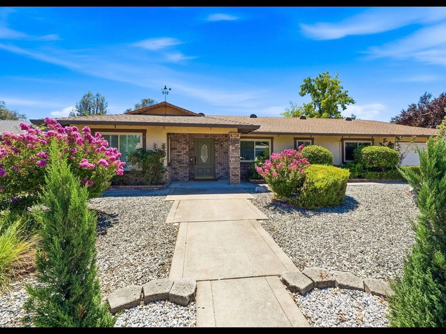 3 bed, 2475 sqft, $2,600 — Photo 2