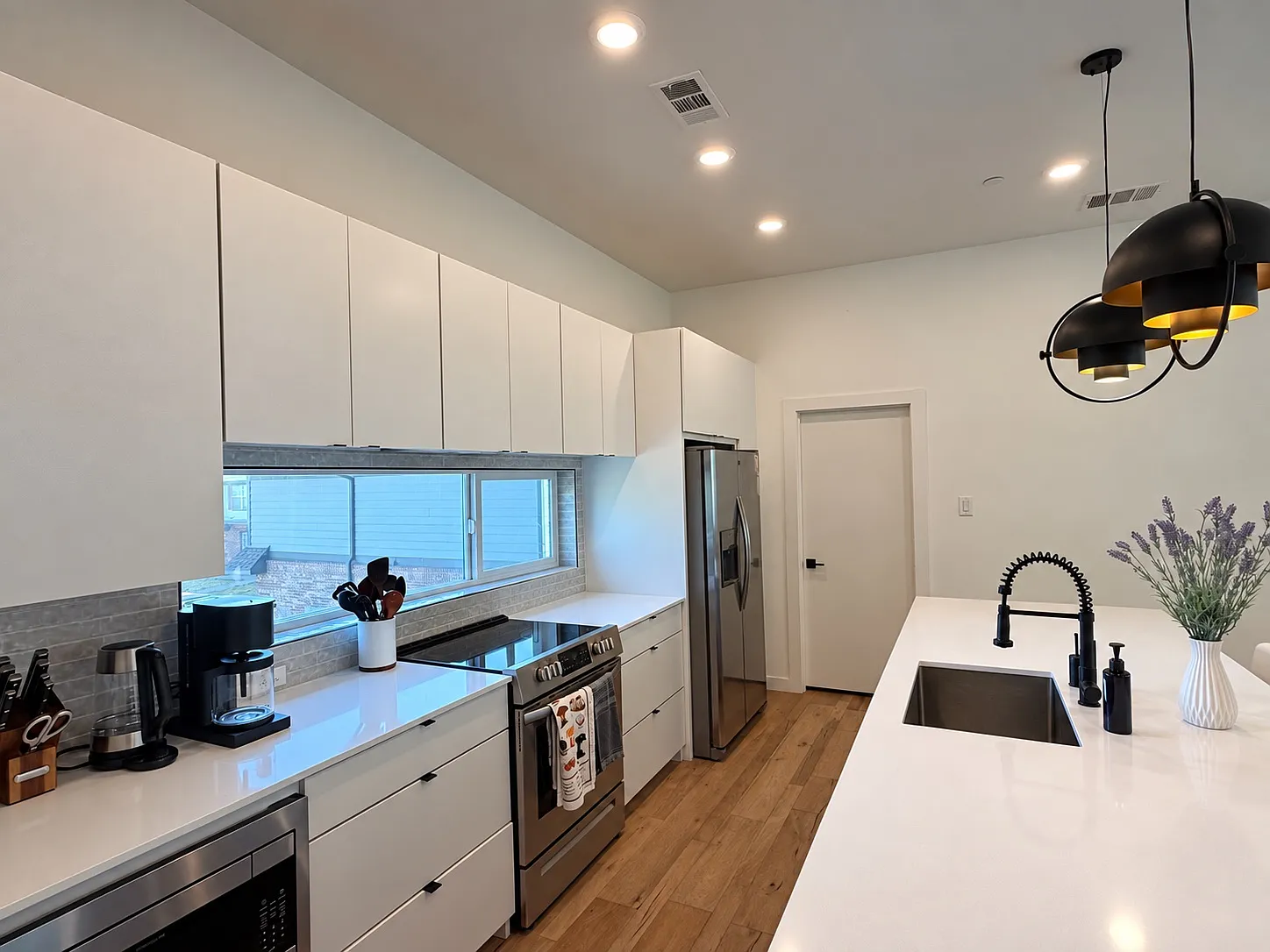 2 bed, 2.5 bath, 1800 sqft, $3,600 — Photo 4