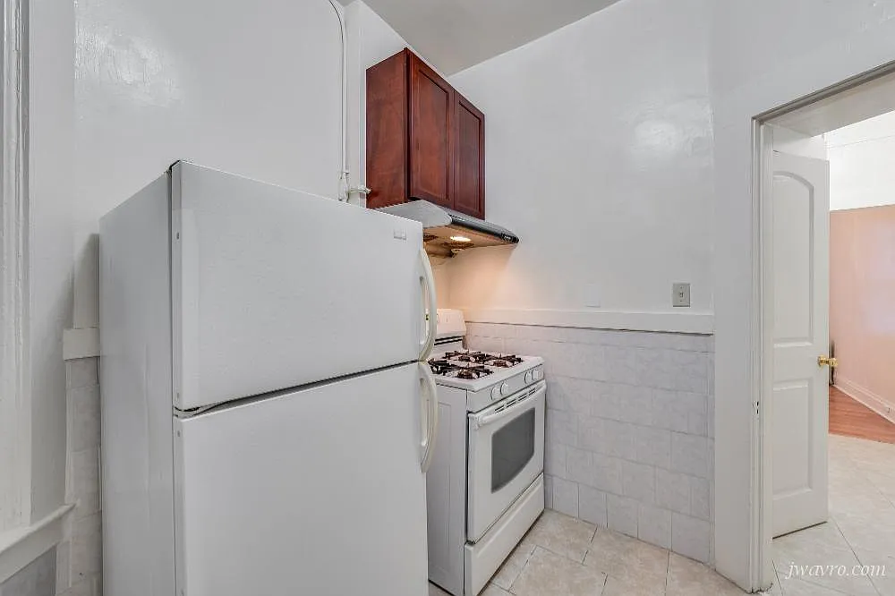 Bright Remodeled Backside Quite Studio Apt! Must See! — Photo 1