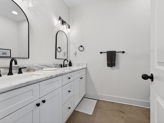 5th image of 668 Hawthorne St
